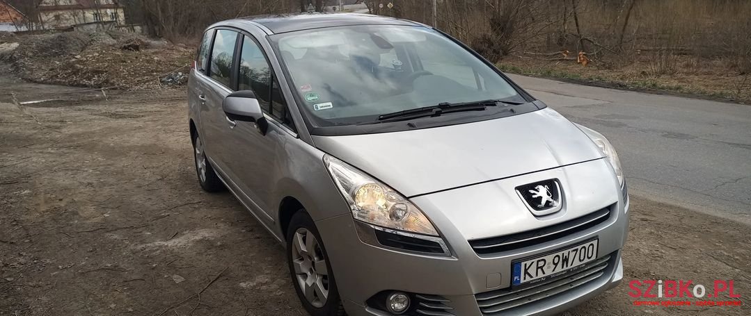 2011' Peugeot 5008 photo #3