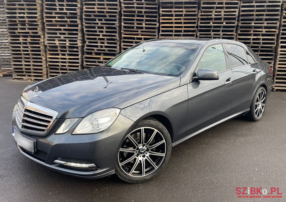 2011' Mercedes-Benz E-Class photo #3