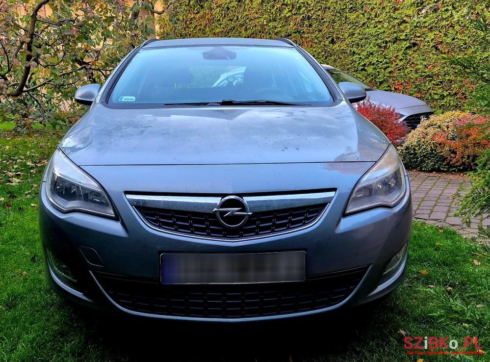 2011' Opel Astra photo #3
