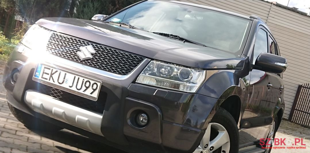 2010' Suzuki Grand Vitara photo #2
