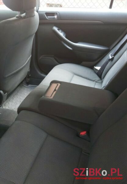 2003' Toyota Avensis photo #2