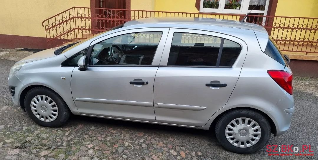 2011' Opel Corsa photo #2