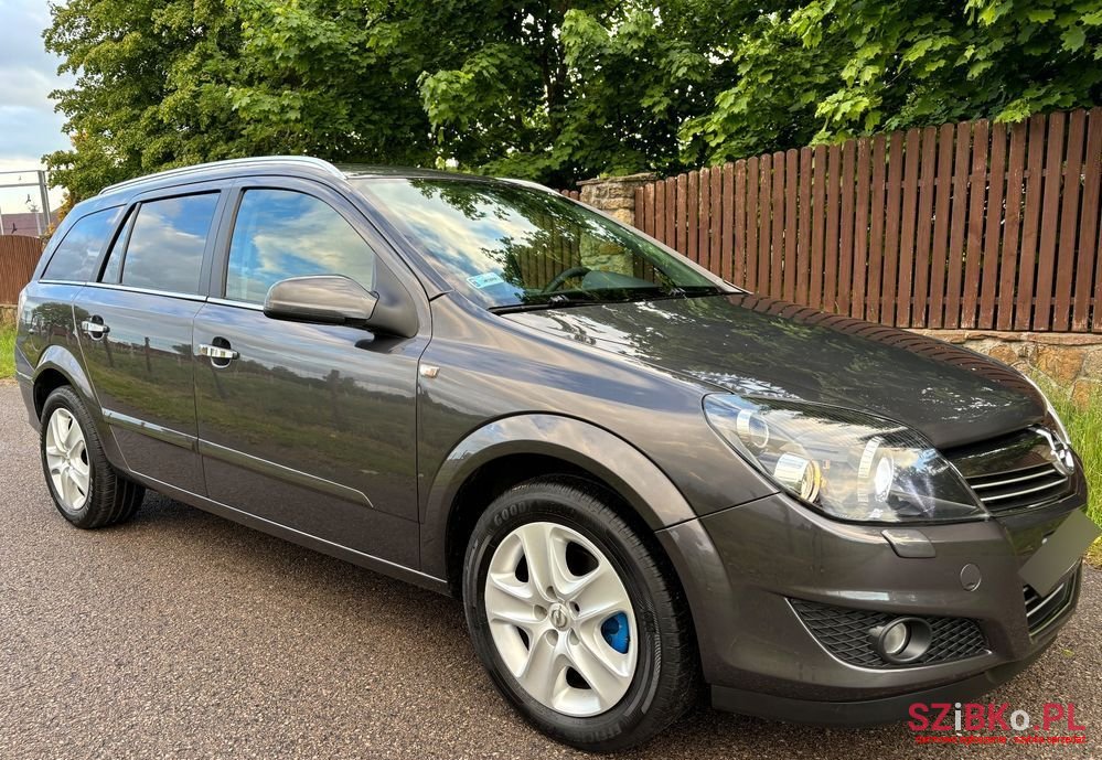 2010' Opel Astra 1.8 Caravan photo #1