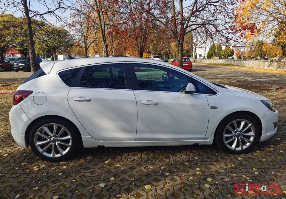 2011' Opel Astra photo #3