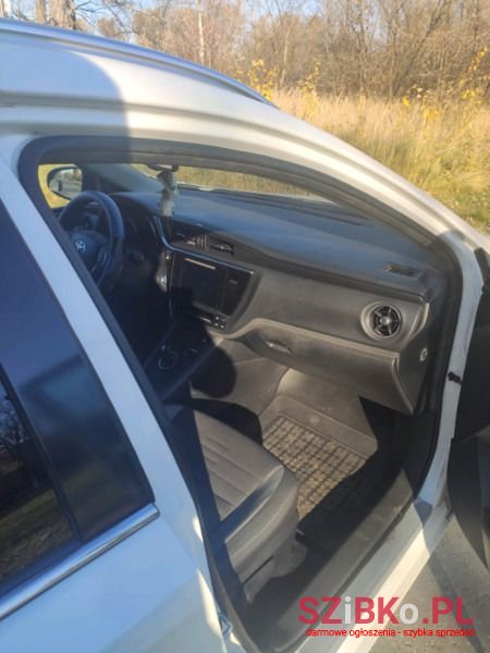 2015' Toyota Auris photo #3