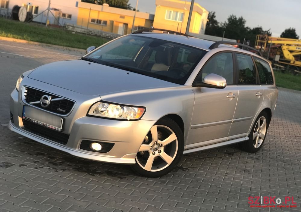 2010' Volvo V50 D2 R-Design photo #2