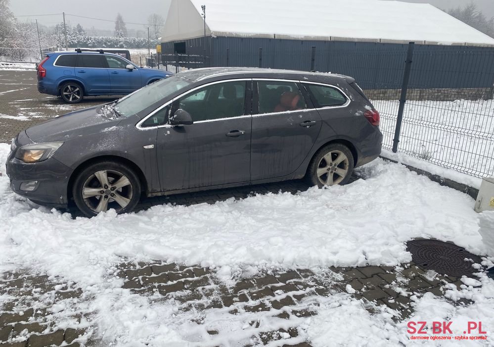 2012' Opel Astra photo #3