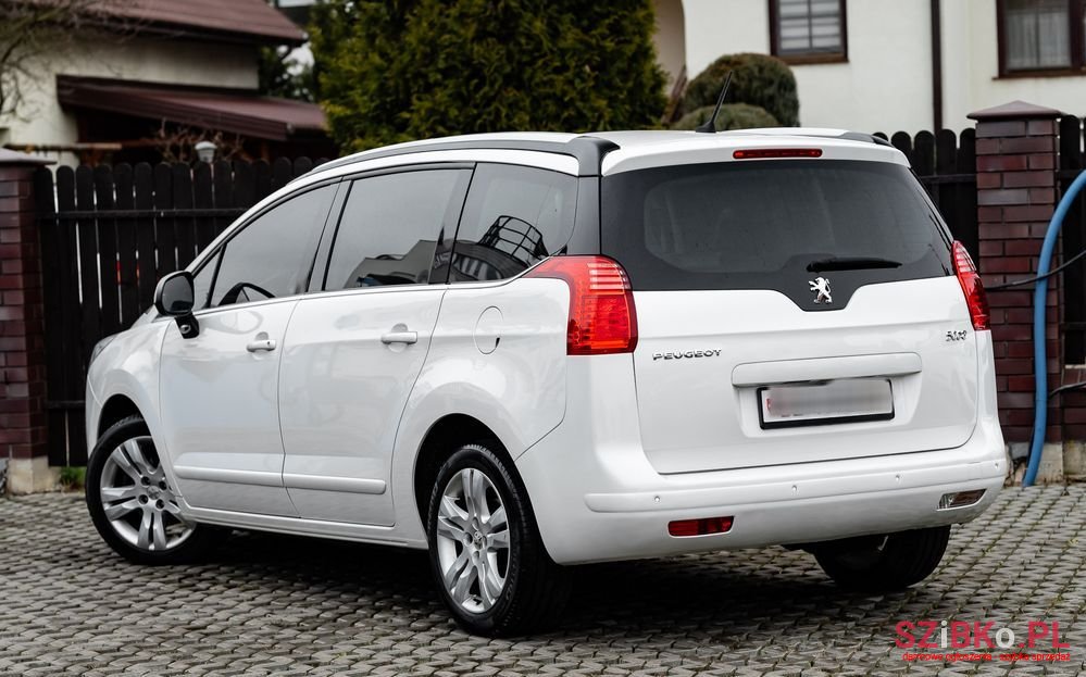 2011' Peugeot 5008 photo #3