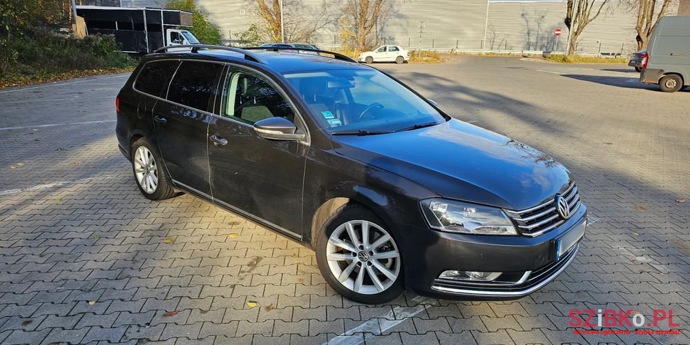 2011' Volkswagen Passat photo #2
