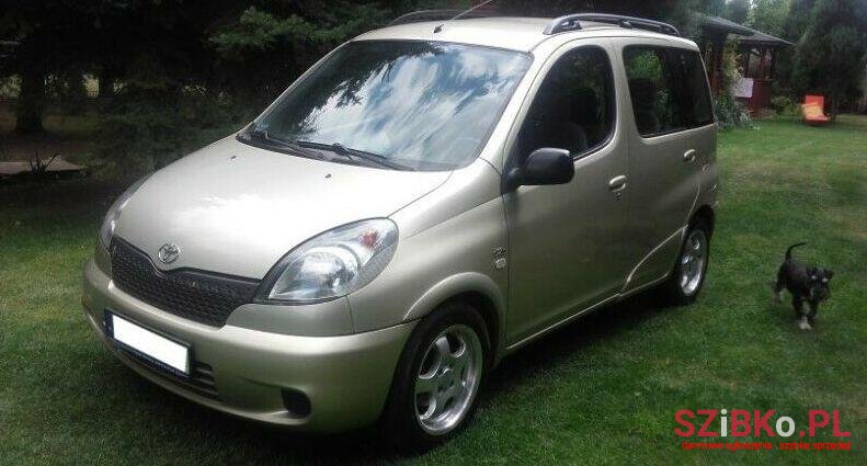 2004' Toyota Yaris photo #1