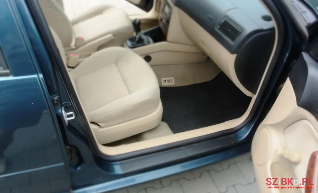 2001' Volkswagen Golf photo #5