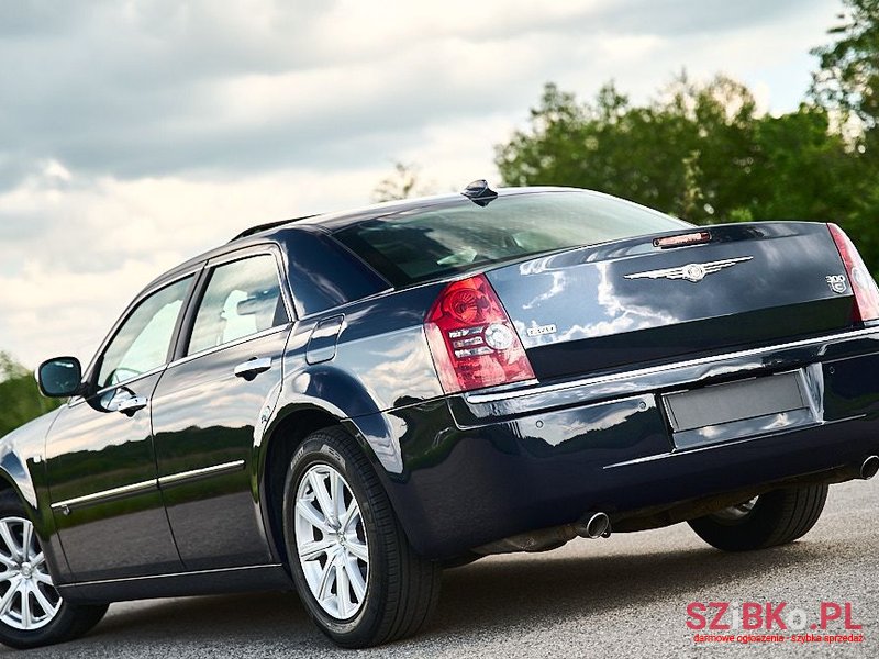 2010' Chrysler 300C photo #2