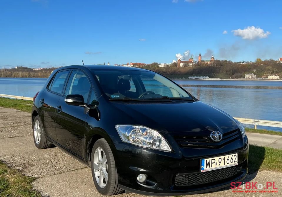 2011' Toyota Auris photo #6