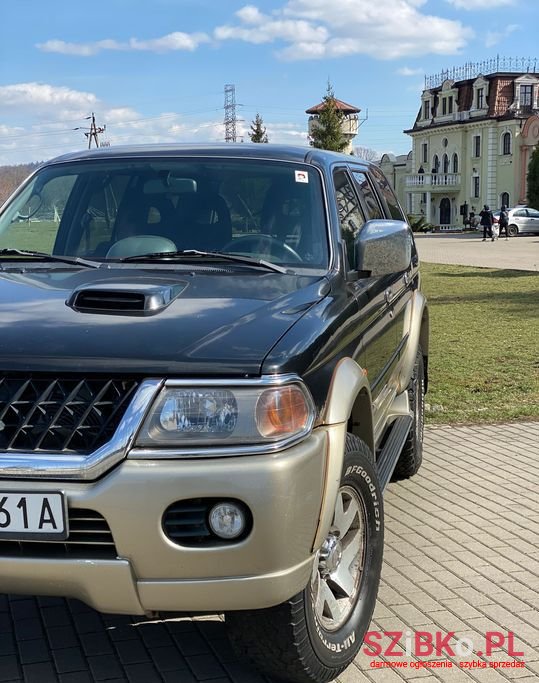 2004' Mitsubishi Pajero photo #2