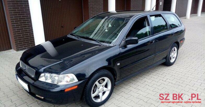 2001' Volvo V40 photo #1