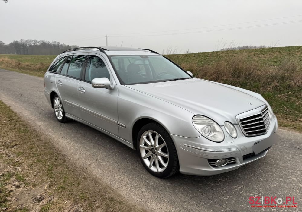 2009' Mercedes-Benz E-Class 220 T photo #1
