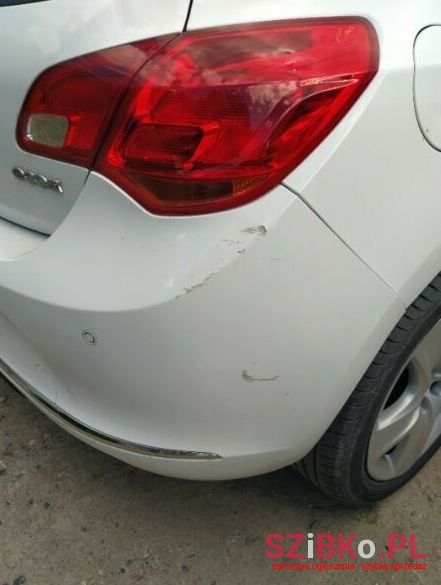 2012' Opel Astra photo #2