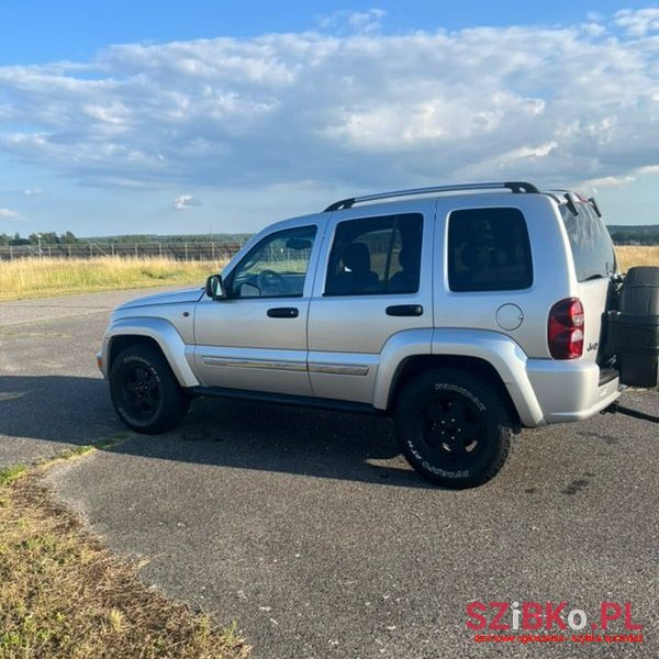 2005' Jeep Cherokee photo #4