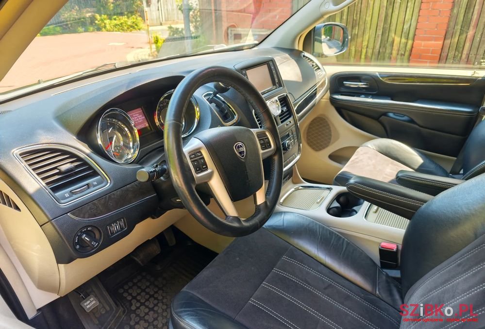 2013' Lancia Voyager 3.6 Platinum photo #3