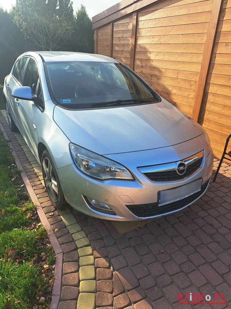 2012' Opel Astra photo #1