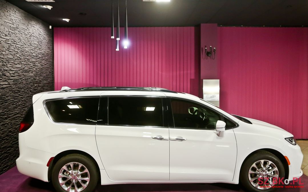 2021' Chrysler Pacifica photo #4