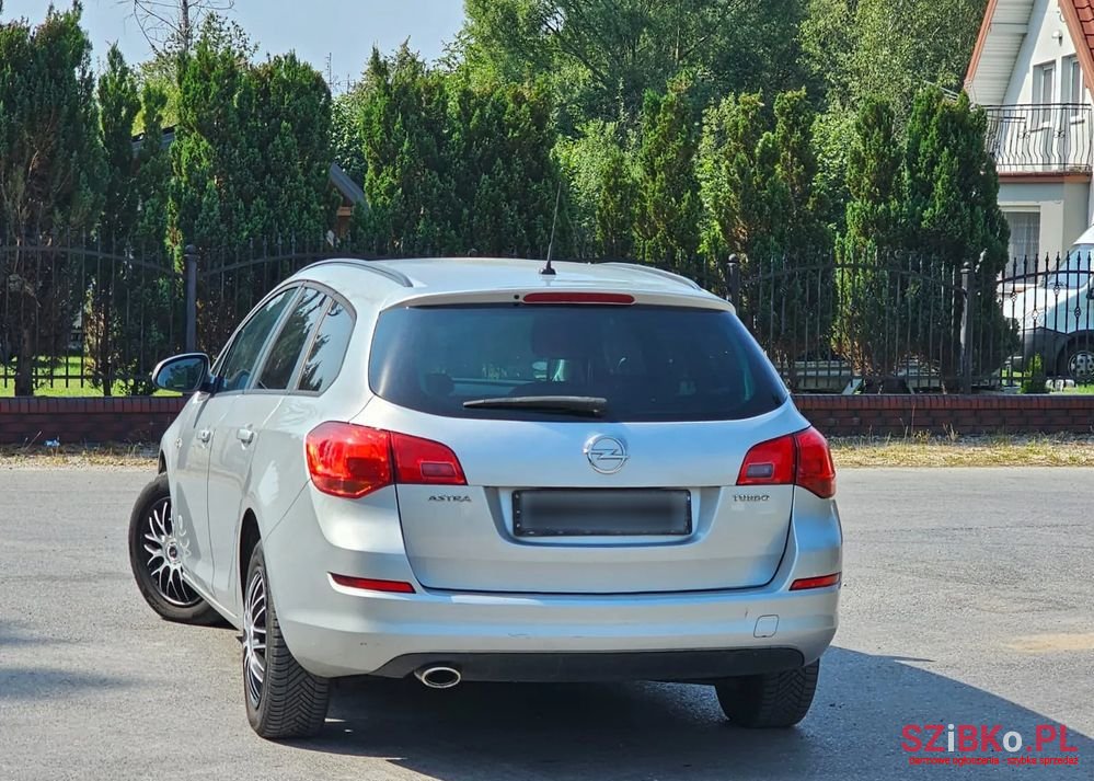 2011' Opel Astra photo #4