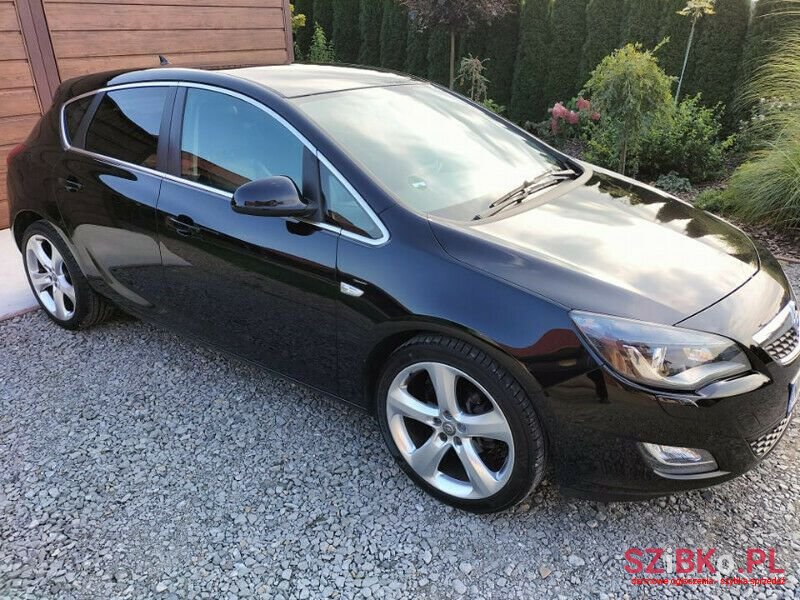 2010' Opel Astra photo #1