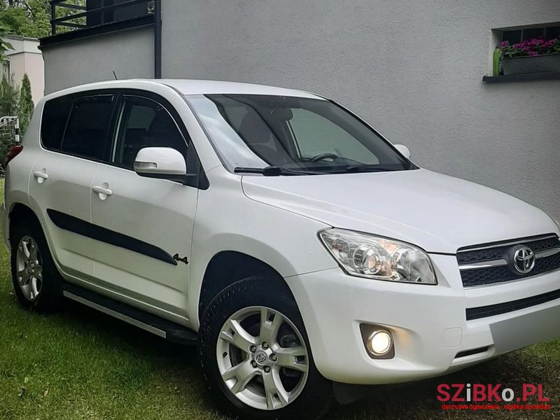 2010' Toyota RAV4 2.2 D-4D 4X4 photo #2