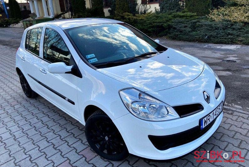 2009' Renault Clio photo #1