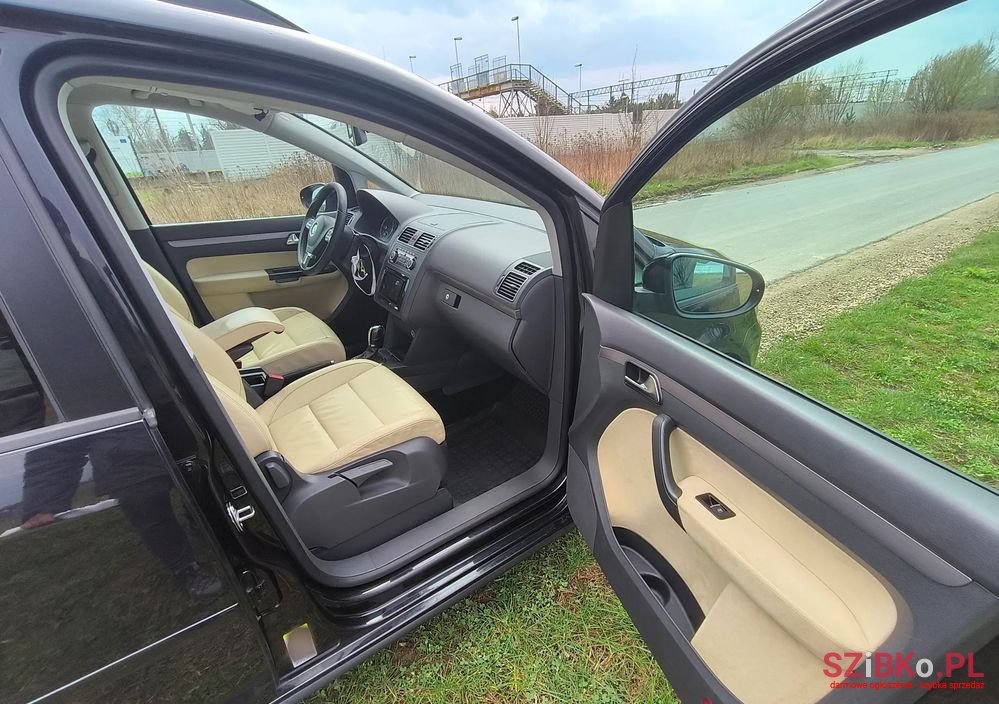 2010' Volkswagen Touran photo #5