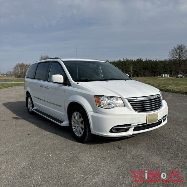 2016' Chrysler Town & Country 3.6 Touring photo #2
