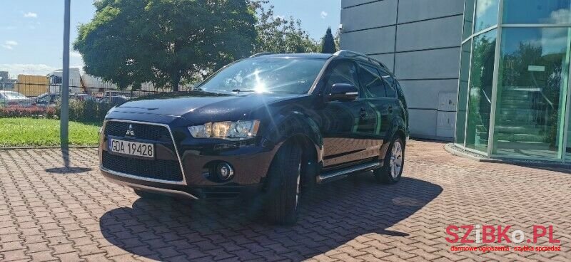 2010' Mitsubishi Outlander photo #2