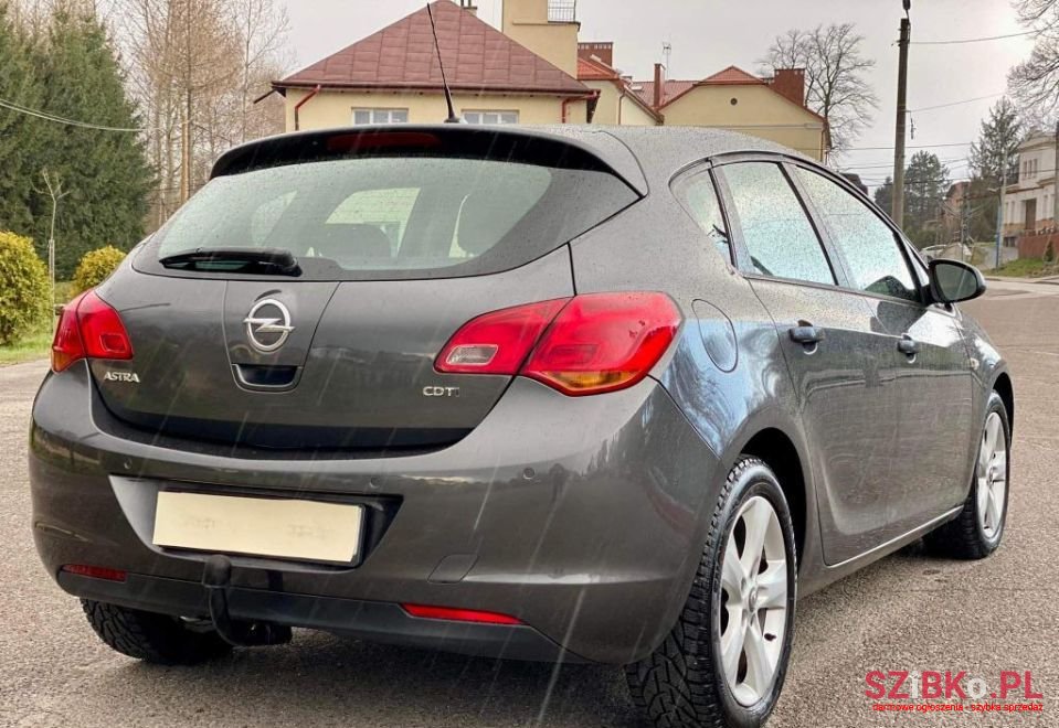 2010' Opel Astra photo #4