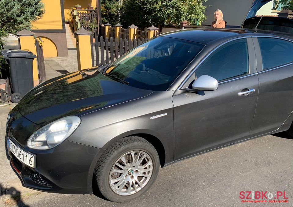 2011' Alfa Romeo Giulietta photo #3