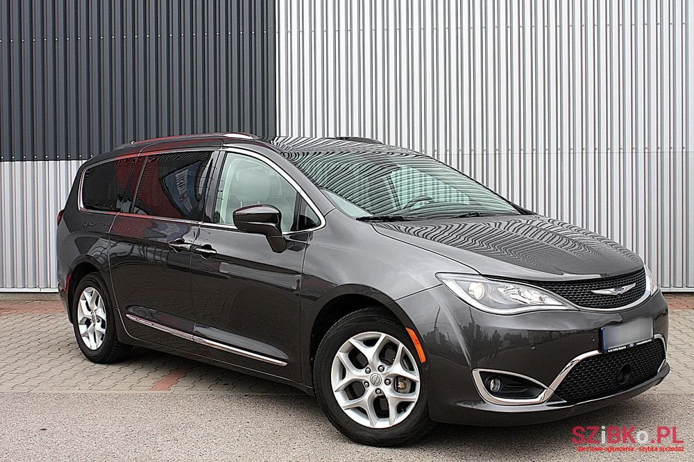 2017' Chrysler Pacifica photo #3