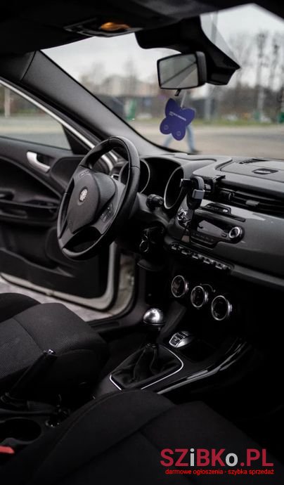 2011' Alfa Romeo Giulietta photo #5