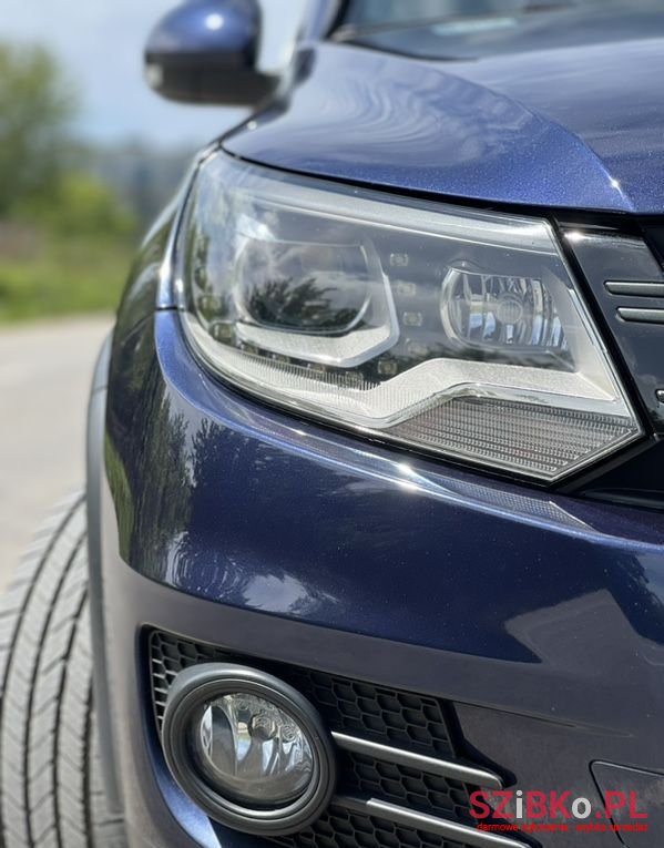 2011' Volkswagen Tiguan photo #2