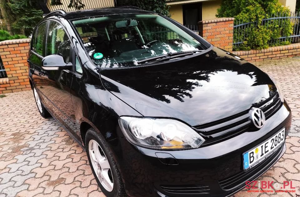 2009' Volkswagen Golf photo #3