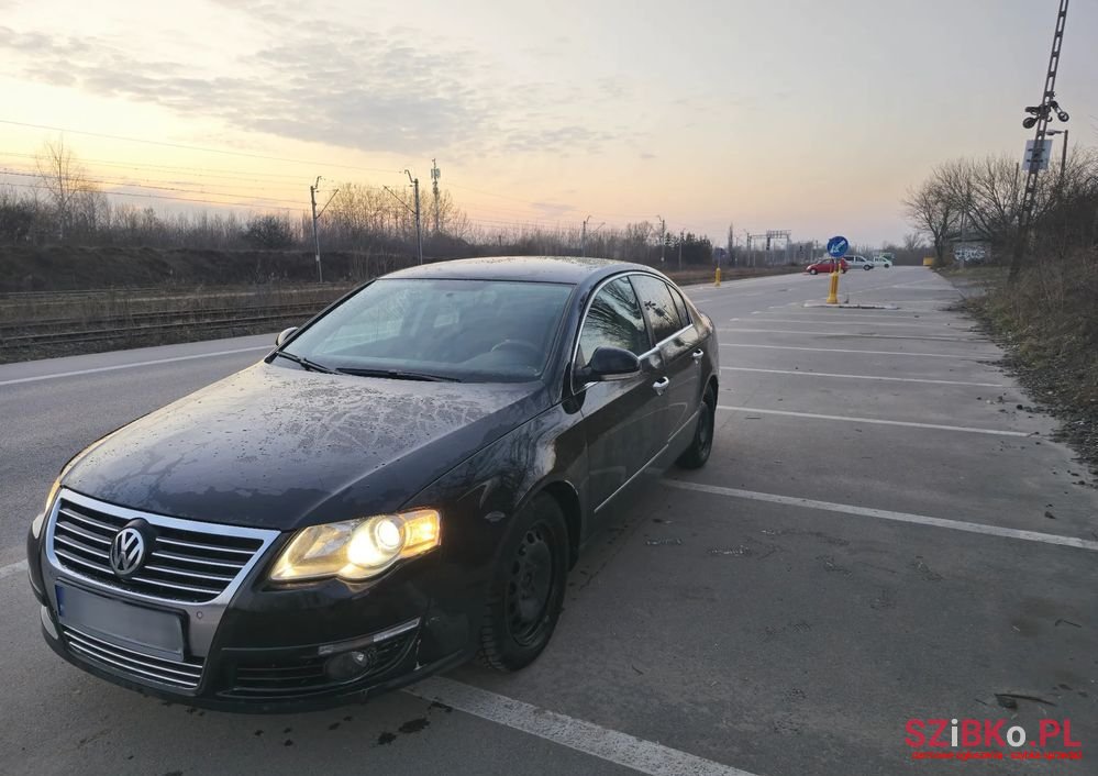 2008' Volkswagen Passat 2.0 Tdi Highline photo #2