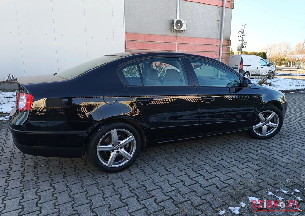 2005' Volkswagen Passat photo #6