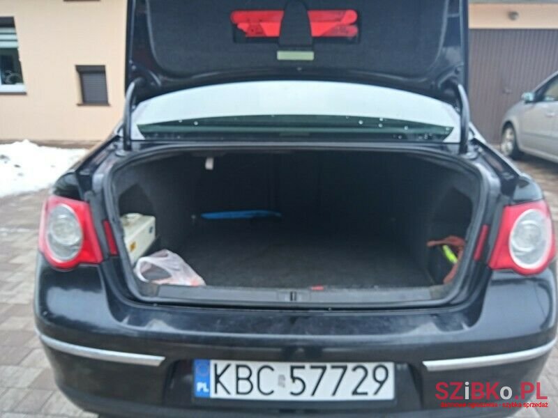 2005' Volkswagen Passat photo #5