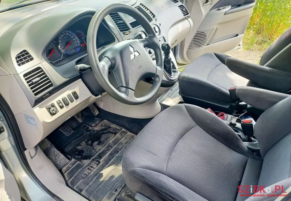 2006' Mitsubishi Grandis photo #5