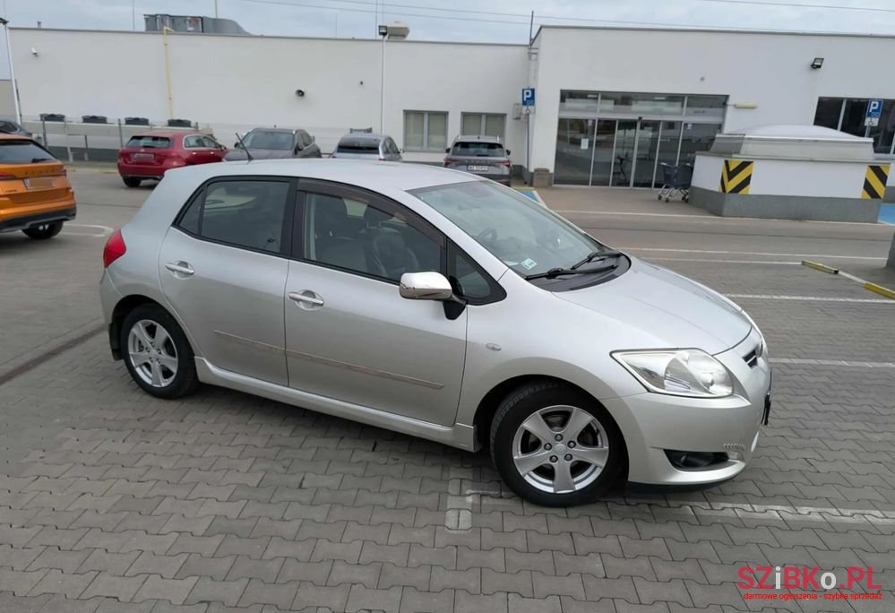 2007' Toyota Auris photo #2