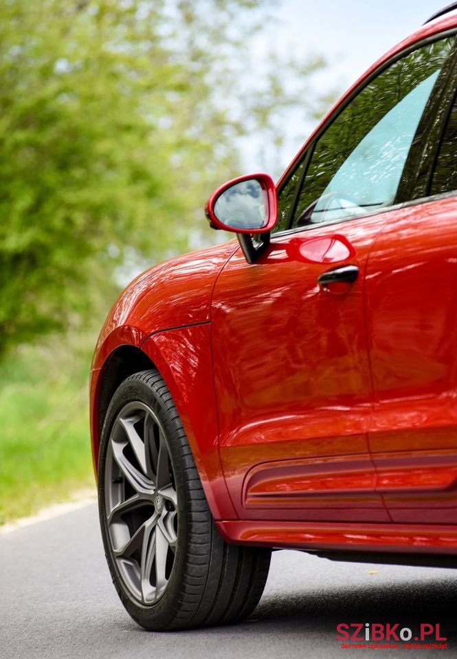 2022' Porsche Macan Standard photo #4