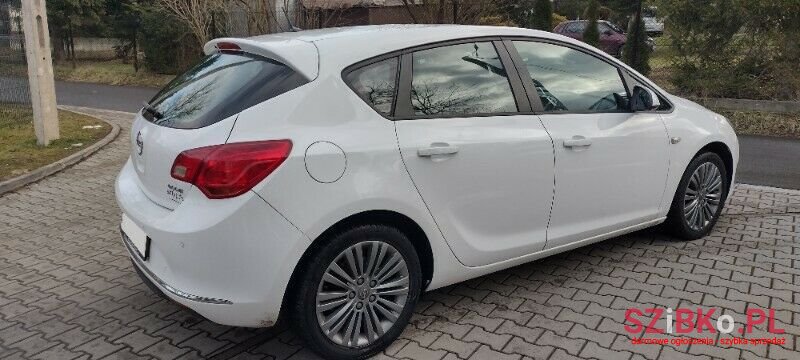 2013' Opel Astra photo #2
