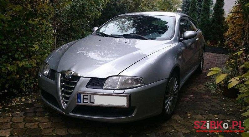 2004' Alfa Romeo GT photo #1