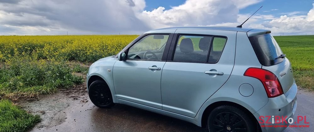 2010' Suzuki Swift photo #3