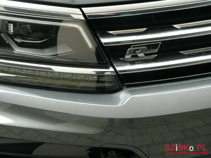 2020' Volkswagen Tiguan photo #3