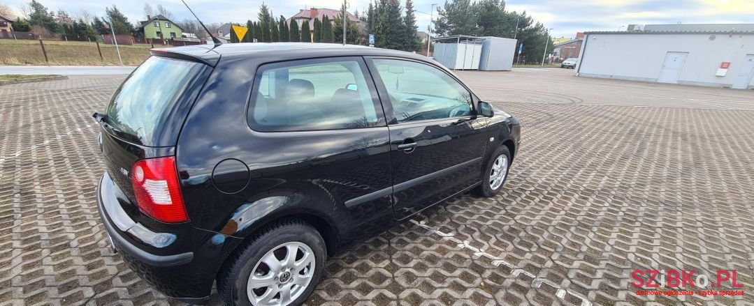 2002' Volkswagen Polo photo #4