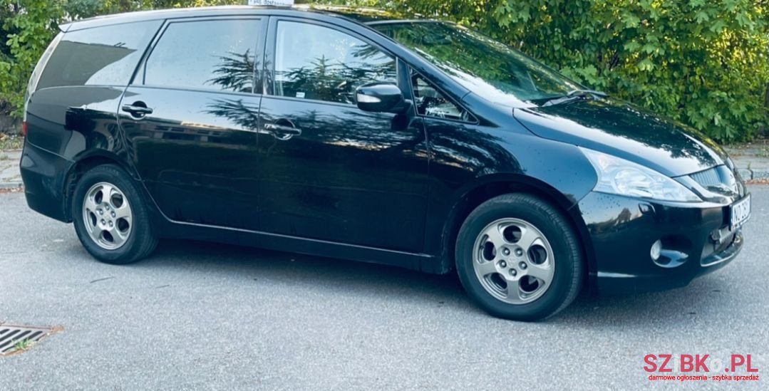 2007' Mitsubishi Grandis photo #2